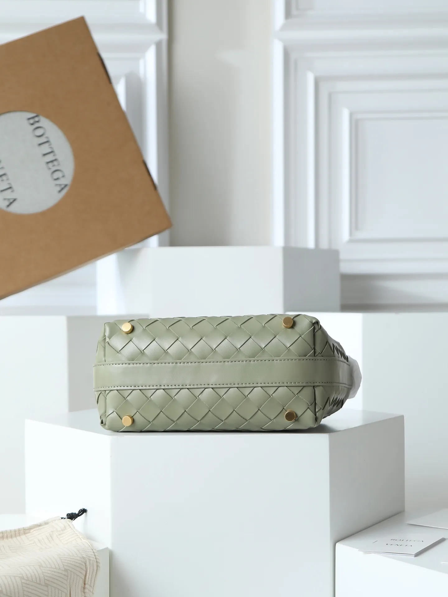 Batch 1640. A lunch bag that is predicted to be popular again this year. The entire bag is made of top-grade naa lambskin. It is very soft and lightweight. It also uses the intrecciato weaving process that the two founders spent several months developing from the beginning of the brand. It is completely hand-woven by Italian craftsmen. It perfectly reflects the craftsmanship of Bottega. The entire bag shape is also a very practical and popular lunch box bag shape. The slightly curved arc of the bag mouth can also better fit our wrists. Style number: 754443 Size: 22*13*9